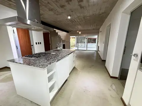 Miraflores Funes Hills. 4 Dormitorios. Piscina.