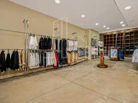 Excelente edificio comercial con salida a dos calles