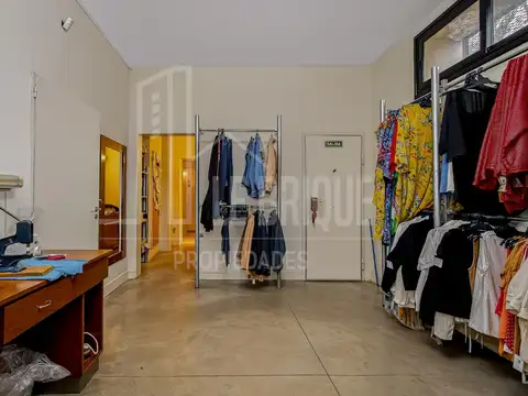 Oficina 7 ambientes con 2 baños
