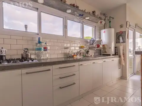 Casa en Venta con 3 cocheras