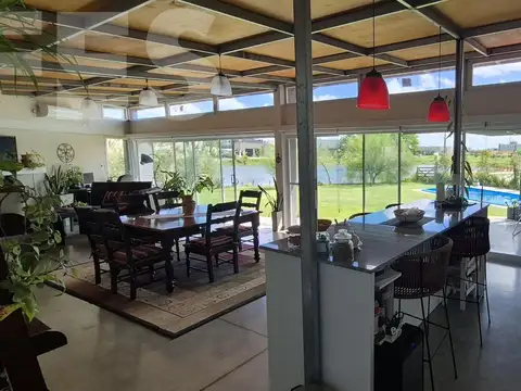 Casa en Venta con 4 cocheras