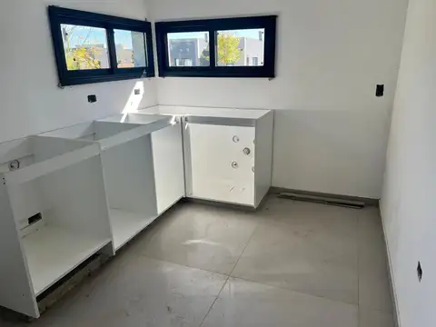 Casa en Venta en Pilar del Este - Santa Lucia, USD 165.000