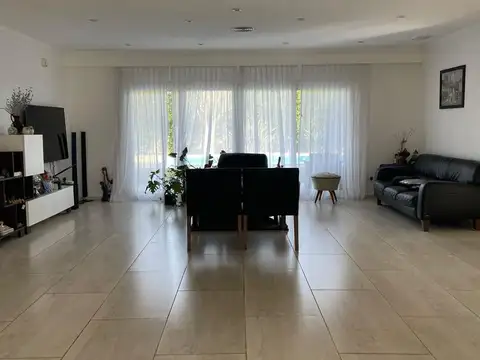 Casa 8 ambientes con 5 baños