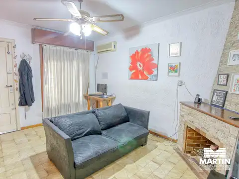 Casa de 4 ambientes en Martínez con  cochera jardín terraza y playroom.