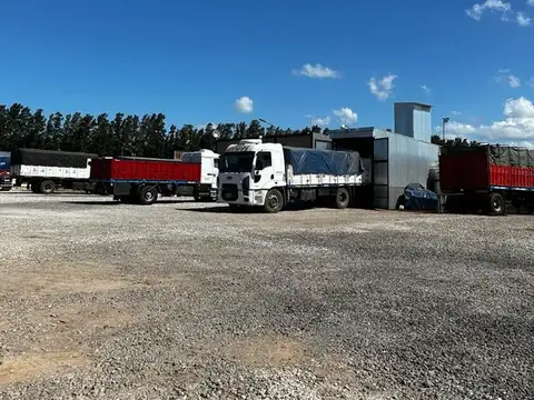 GALPON CON AMPLIA PLAYA DE ESTACIONAMIENTO EN ALQUILER  