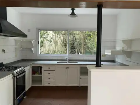 CASA EN VENTA 5 AMBIENTES BARRIO BERMUDAS, BS.AS.