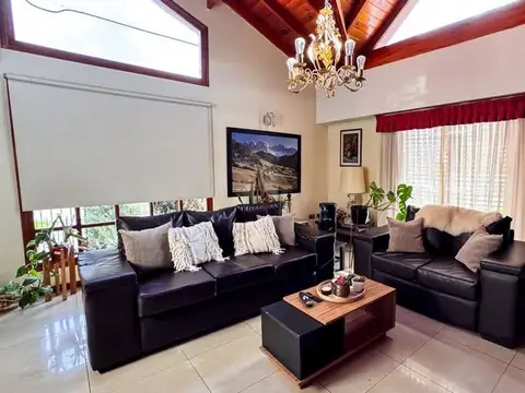 Casa en Venta con 2 cocheras