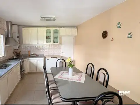 Casa en venta en Los Hornos. 2 dorms. parque.