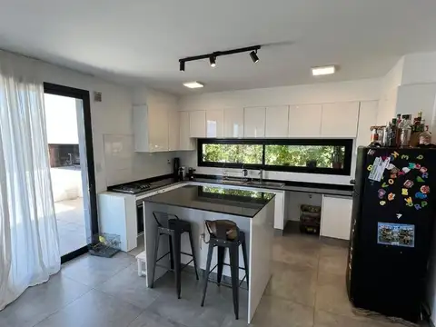 VENDO CASA 5 LOMAS 3 DORMITORIOS, PISCINA