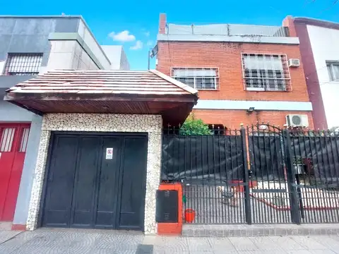 Casa 4 Amb. con Garaje, Jardín, Patio y Terraza en Liniers