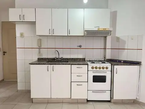 MONOAMBIENTE EN PLANTA BAJA CON PATIO SOBRE AV. RIVADAVIA - BAJAS EXPENSAS - EXCELENTE UBICACION