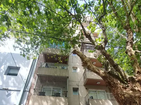 HERMOSO MONOAMBIENTE - CONTRA FRENTE CON BALCON - 5 AÑOS DE ANTIGUEDAD - MUY BUENA UBICACION