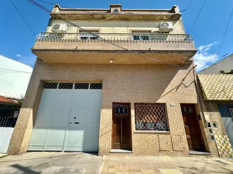 VENTA CASA LANUS 2 PH EN BLOCK 540 MT  COCHERAS