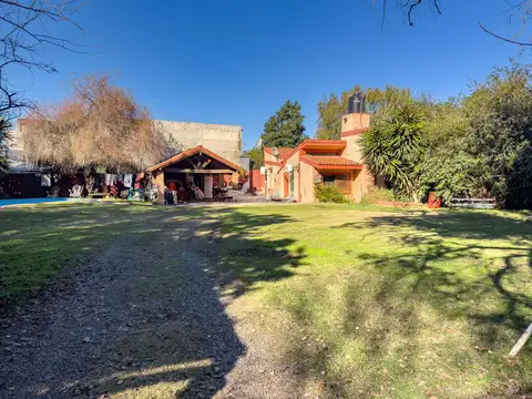 CASA QUINTA  -  LOTE DE 928 M² CON PILETA