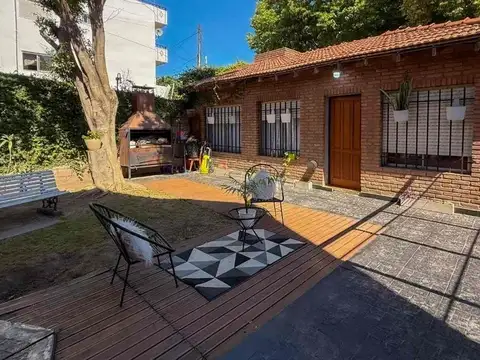 VENTA CASA FLORENCIO VARELA CENTRO con JARDIN
