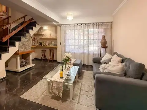 Casa en Venta con 2 cocheras