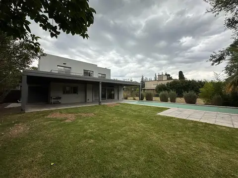 Casa 5 ambientes con 3 baños