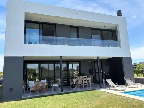 Lindísima casa moderna con bajada al Rio,  en Barrio Náutico El Canal Villanueva. (Dique Lujan)