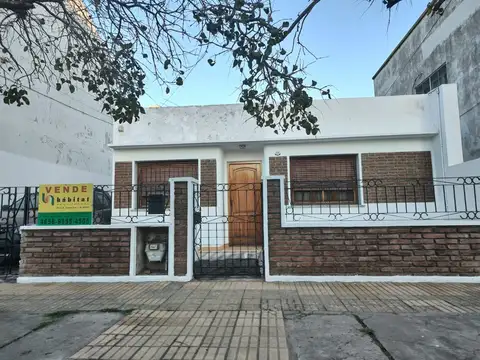 CASA AMERICANA DE 4 AMB S/ LOTE 10 X 37.30, ENTRADA AUTO,TRES DORM. 1 EN SUITTE FONDO, PILETA