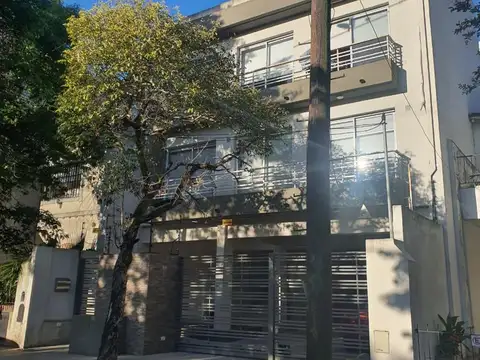 Amplísimo departamento de dos ambientes ambientes con cochera doble cubierta en San Isidro.