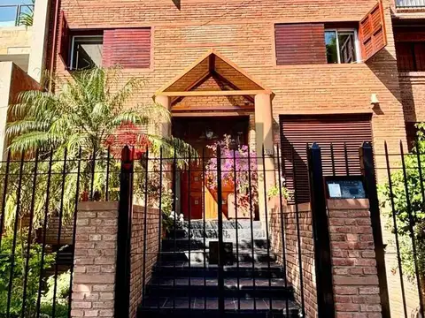 Casa en Venta con 3 cocheras