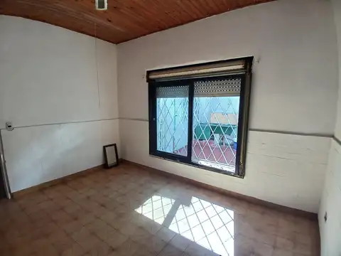 Depto Tipo Casa en Alquiler en Bernal, $ 450.000