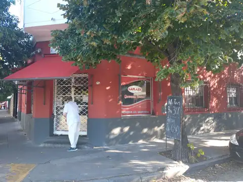 Excelente esquina de Villa Sarmiento dos locales y PH de tres ambientes NUEVO VALOR 