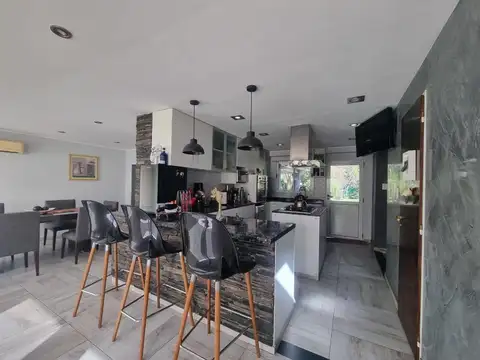 CASA EN VENTA EN CAMPOS DE ÁLVAREZ, MORENO 4 AMBIENTES