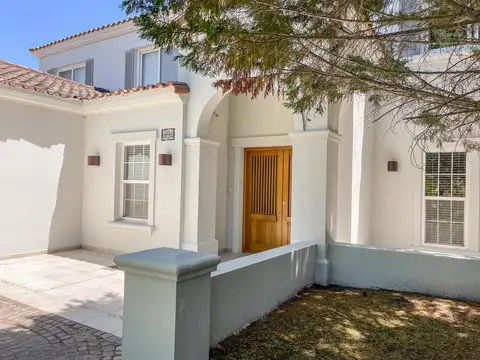 Casa 8 ambientes con 6 baños
