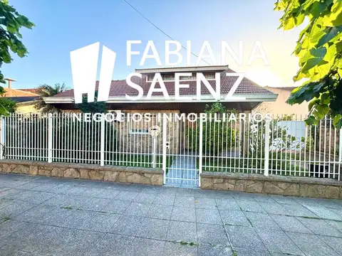 Casa en venta de 5 ambientes en Luis Guillon