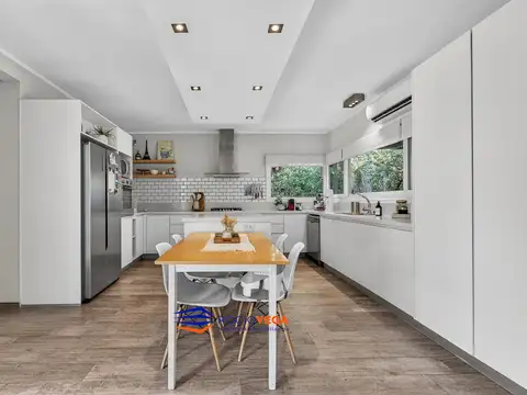 Casa en Venta con 4 cocheras