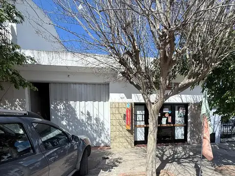 Galpón mas local comercial y terreno en zona Oeste