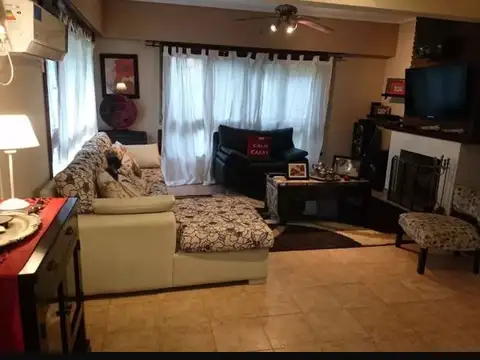 Casa en Alquiler con 4 cocheras