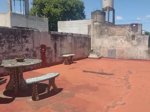 Flores Sur: Casa 6 Amb. en Lote Propio con Terraza y Cochera