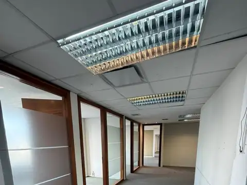 Oficina 6 ambientes con 3 baños