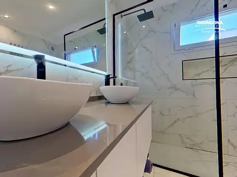 Casa 10 ambientes con 4 baños