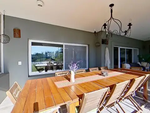 Casa 10 ambientes con 4 baños