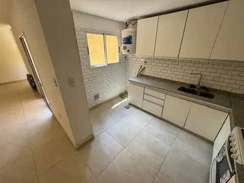 DEPARTAMENTO TIPO CASA DE 3 AMB CON PATIO. IMPECABLE