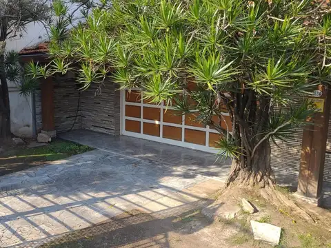 Lote 649,5 m² + Propiedad en 2 Plantas con Renta