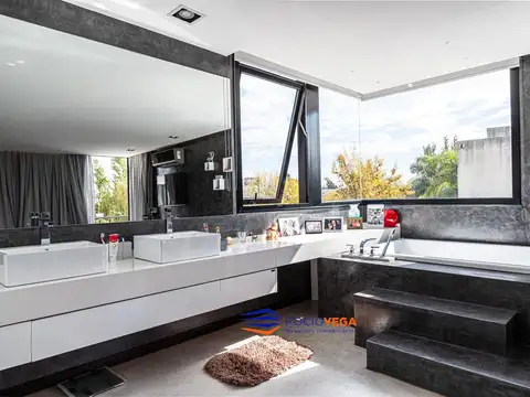 Casa 7 ambientes con 5 baños