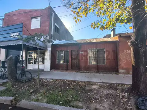 CASA VENTA LAVALLOL 3 DORMITORIOS CON 3 LOCALES Y DEPOSITO