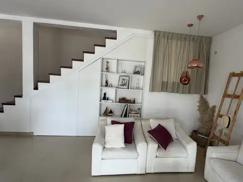 Casa en Venta en City Bell [Cod: 7450-237]