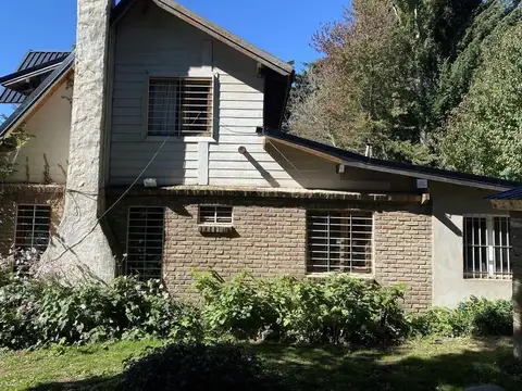 Casa en Alquiler con 2 cocheras