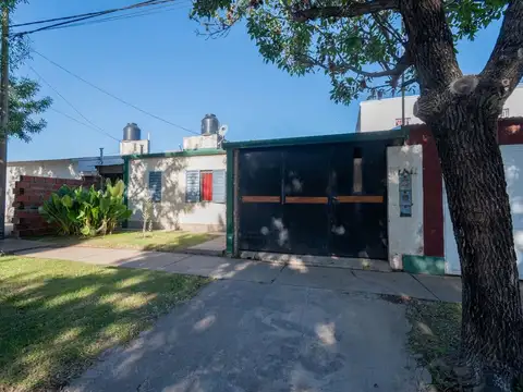 EXCELENTE CASA 2 DORM  , COCHERA Y PATIO