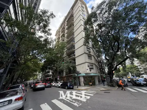 Av. Las Heras  esq. Republica Arabe Siria. 5 ambientes muy luminosos. Balcón. Cochera y Vig 24 hs. 135 m2