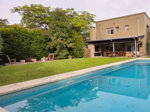 Casa 5 ambientes con 4 baños