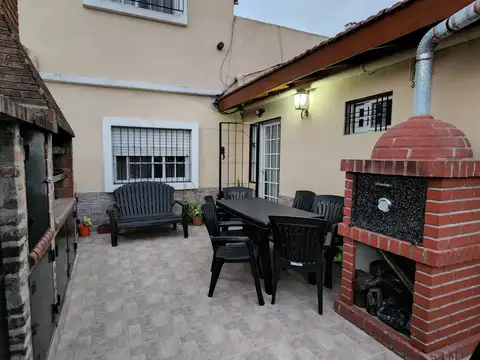 CASA 4 AMBIENTES, DEPTO 3 AMBIENTES, GALPON 130 M2 Y ESPACIO LIBRE AL FRENTE DE 30 MTS MULTIUSOS 