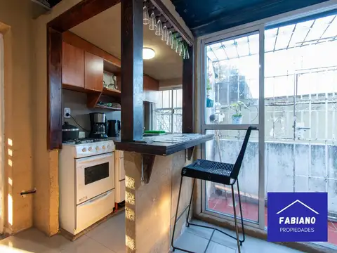 Para vivir o para invertir! Casa en block con deptos y cochera!