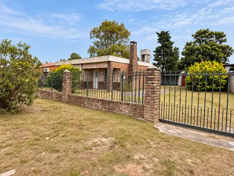 CASA EN VENTA 2 DORMITORIOS SHANGRILA A RECICLAR