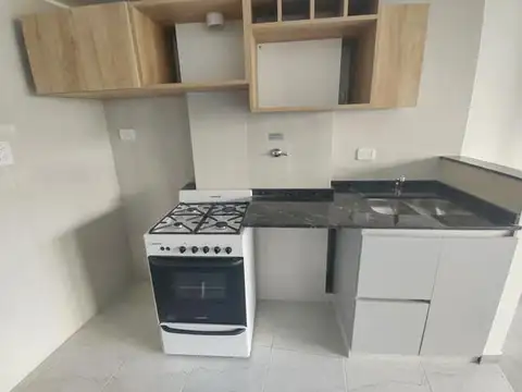 Monoambiente divisible al frente con balcón.